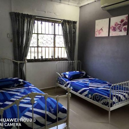 Ibu Home-To-Stay Pasir Gudang Esterno foto