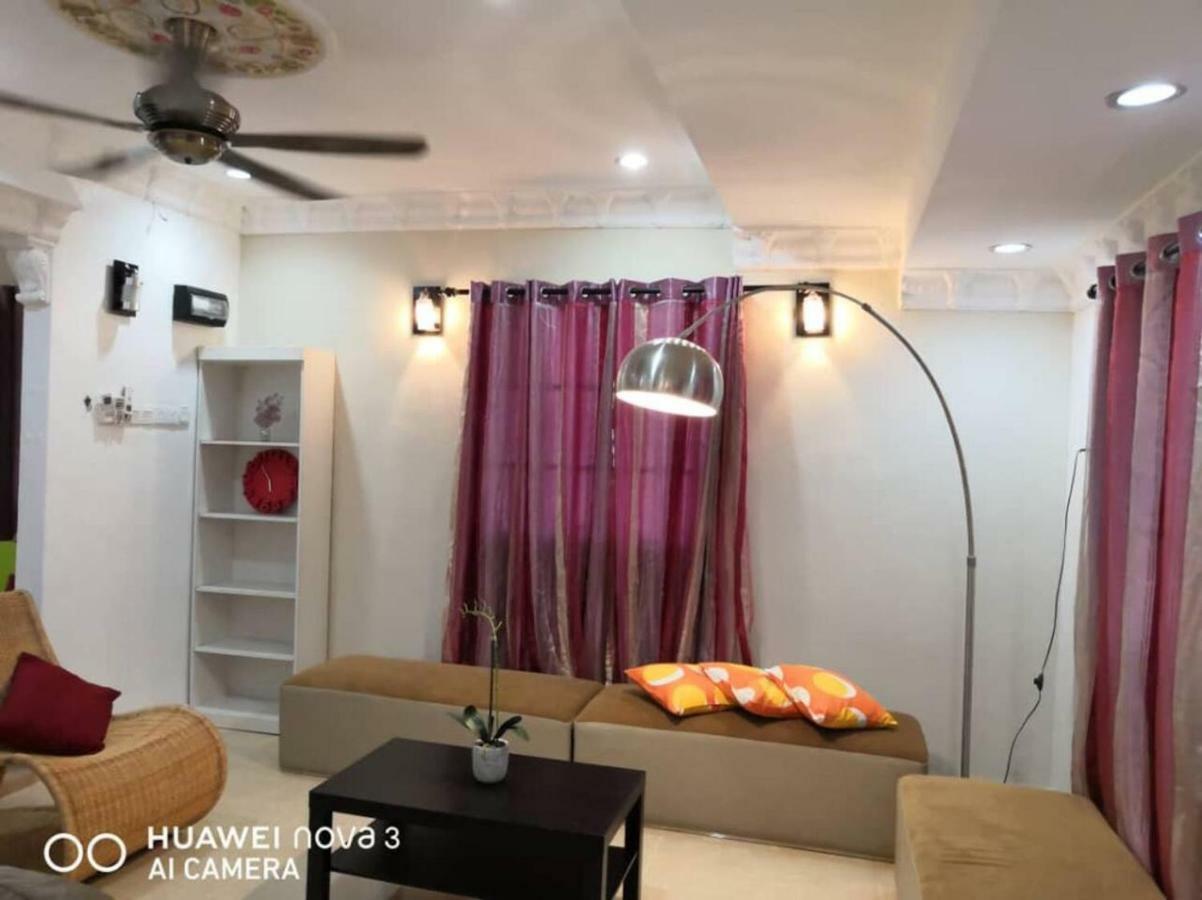Ibu Home-To-Stay Pasir Gudang Esterno foto