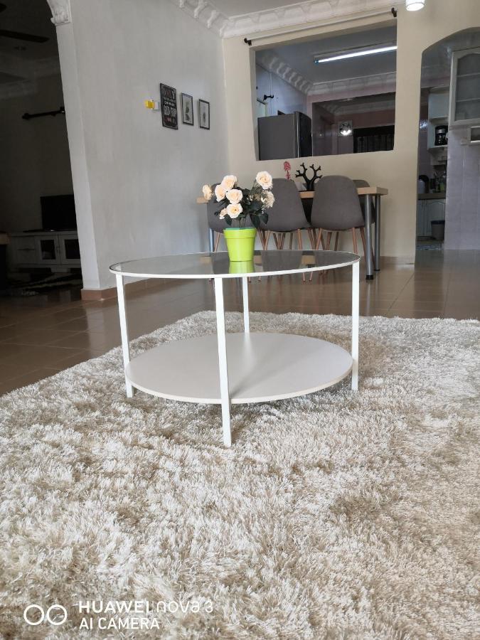 Ibu Home-To-Stay Pasir Gudang Esterno foto