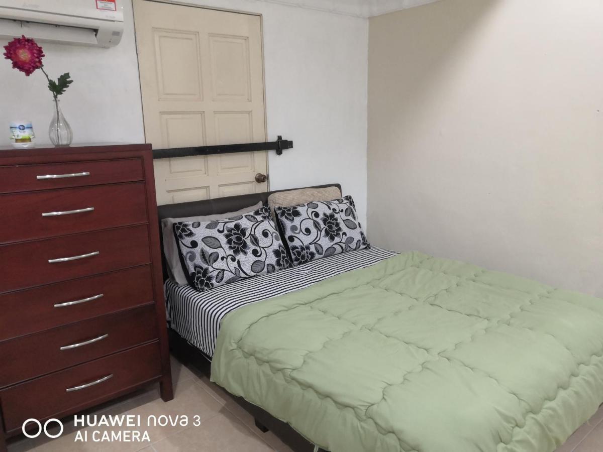 Ibu Home-To-Stay Pasir Gudang Esterno foto
